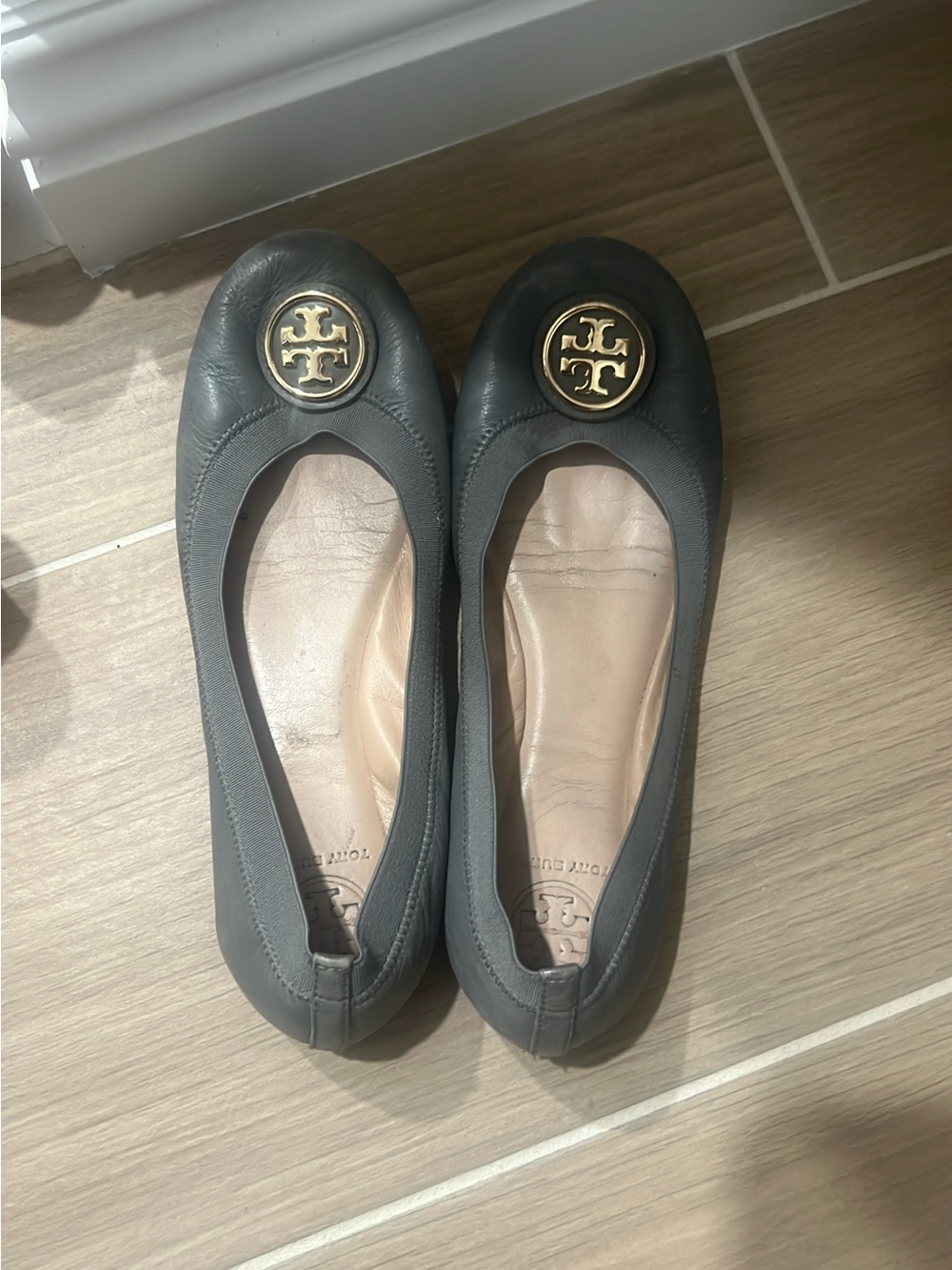 Tory Burch Gray Leather Reva Logo Ballet Flats - Picture 2 of 3